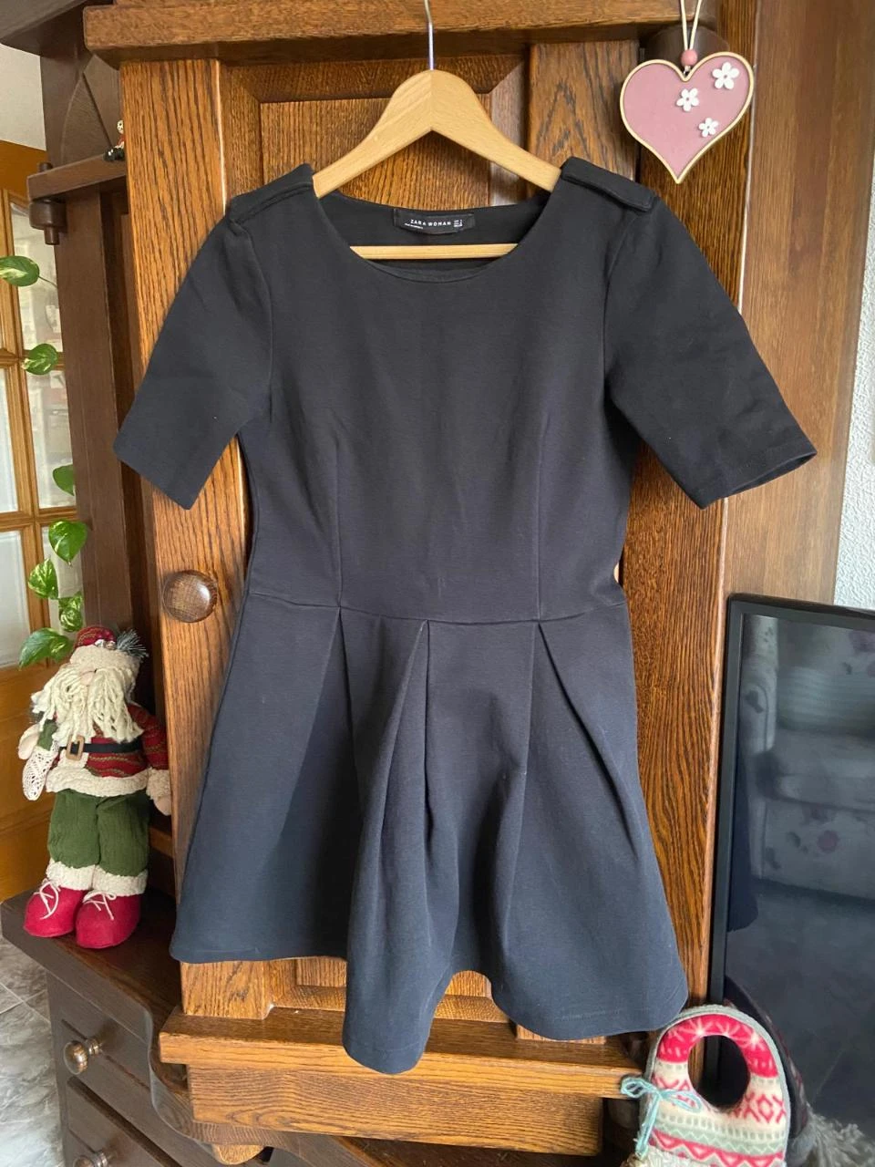 Vestido justo e saia rodada com pregas, tecido forte, preto. Zara. Tamanho P – photo 2